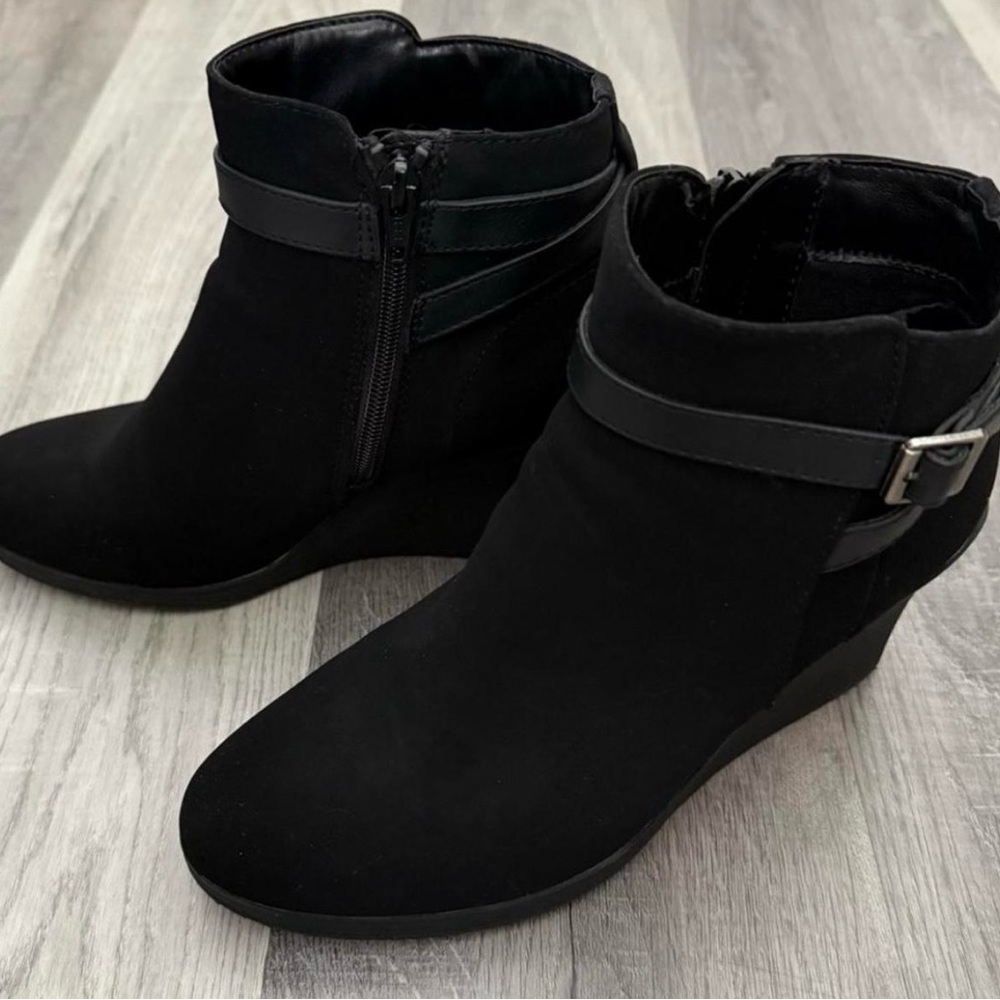 Women's White Mt. Black Ankle Boots with Strap Buckle design. Sz 9